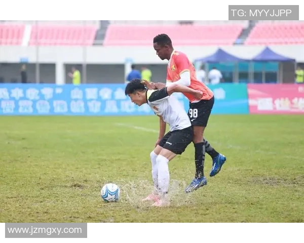 足球巨星赛场激烈对抗意外摔倒瞬间引发全场惊呼