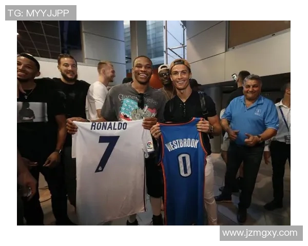 足球球星情侣甜蜜合影展现幸福瞬间，场上场下爱意满满共同演绎爱情故事